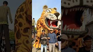 Harimau raksasa keliling di jalan raya #shortvideo