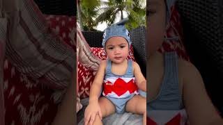 Rayyanza baby shark santai di pantai #shorts #rayyanzamalikahmad