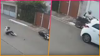 Motorcycle robber picks WRONG person as target in wild street