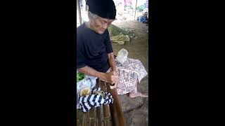 Nenek Jawa ngunyah sirih di rekam video marah