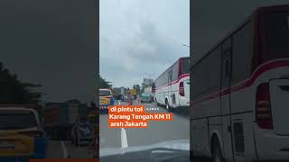 Insiden di Pintu Tol Karang Tengah: Kecelakaan Truk Timbulkan Kemacetan Minggu Siang