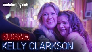 Kelly Clarkson crashes a fan’s wedding for the first dance.