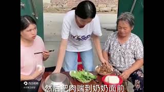 奶奶来吃饭孙女端肉给奶奶吃