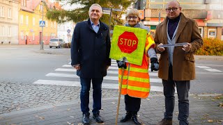 Pani Stopka, burmistrz Pszczyny i dyrektor SP1 zachęcają do noszenia odblasków