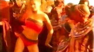 Laetitia Casta - Bailando En Kenia