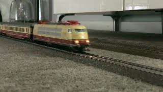 BR 103 mit 12-teiligem InterCity auf meiner Teppichbahn - Märklin H0