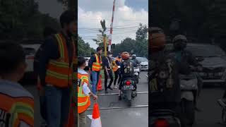 Aksi Nekad, Terobos Barikade Petugas Penertiban Persimpangan Rel Kereta. Rungkad!!!