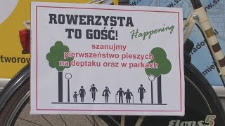 Rowerzysta na deptaku to gość