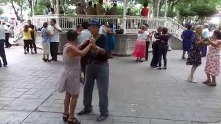 Bailando en la tarde parque de la marimba