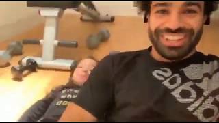 محمد صلاح وابنته مكة داخل الجيم