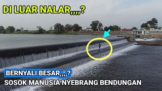 Warga viral❗demi keluarga orang ini rela nyebrang  bendungan karet,