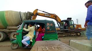 Casting is Carried Out From The Mixer Truck To The Excavator Bucket | Sany Excavator