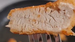 Жареная куриная грудка с корочкой на сковороде/ Fried chicken breast with crust in a frying pan/