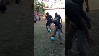 Lomba menggiring bola dengan air di botol