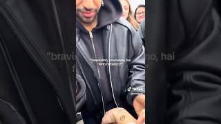 #Mahmood fa un disegno sulla mano di una fan🤣❤️#tour #musica #music #shorts #video #fun #video