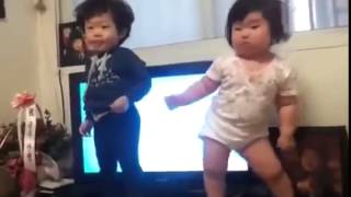 ¡Qué baile por un bebé de Corea gordito!