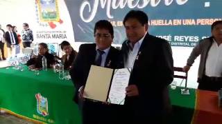 El Alcalde José Reyes Silva realiza un merecido reconocimiento al docente Hugo Isaac Ramos Cañabi