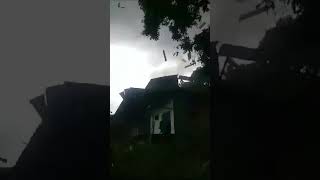 Subhanallah!!!Detik-Detik Angin Puting Beliung Menghancurkan Rumah Warga Prajekan Bondowoso #shorts