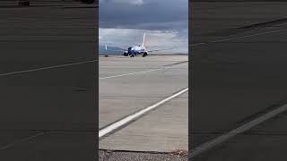 737-800 pulling into gate A10!