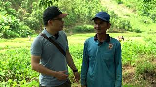 VIETNAM—Bahnar chief A Chun of Kon K'tu talks with Dr. Trần Hoài about environment.