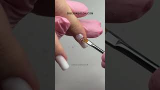 ✨ Uñas Blancas con Diseño Delicado y Brillante ✨