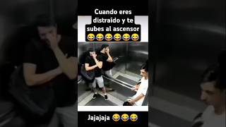 Cuando eres distraído y te subes al ascensor 😂😂😂