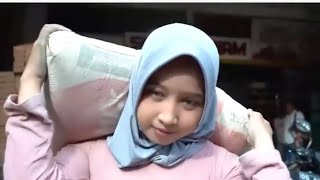 Nuraini Gadis Pemanggul Semen Ternyata Masih Kuliah | Sumber: Video by yt.kodam hasanudin