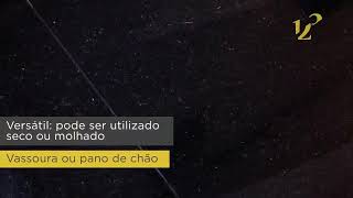 Esfregão plano com balde e dois refis, ideal para limpeza eficiente de pisos.