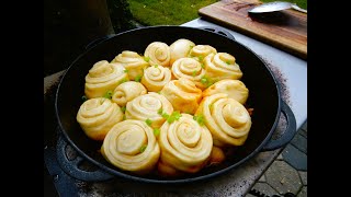 Strudel oder Dampfnudel - alte Deutsche Gericht. Heute - Sommer Variante. Kazan, Dutch Oven. One Pot