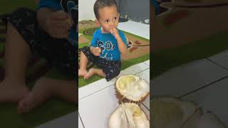 Kalo mukbang duren kanan kiri maju #bayilucu #videobayipintar #babyshorts #makandurian #durianbawor