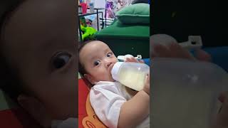 Anak Bayi Boy Kuat Bangat Minum Susunya