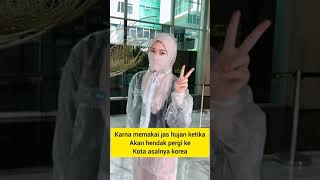 Ayana moon memakai jas hujan ketika akan pergi ke bandara. Kenapa?