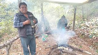 con unos ricos tamales de elote recalentados en la braza arreglamos nuestra casita de campo