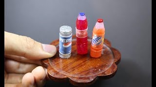 Haga botellas de refrescos en miniatura con pegamento caliente