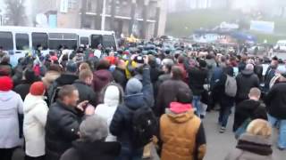 Евромайдан  Беркут въезжает в толпу на автобусах