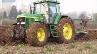 John Deere 7710 in aratura