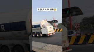 DETIK-DETIK TRUCK TANGKI TRAILER KELUARKAN ASAP BAGIAN BELAKANG