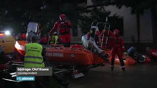 Op pad met Poolse brandweer: 'Mensen, hang een witte vlag uit je raam als je wil dat we je redden!'