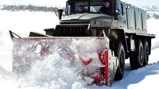 Подборка 2017 РУССКИЕ ГРУЗОВИКИ УРАЛ И ЗИЛ ЧИСТЯТ СНЕГ