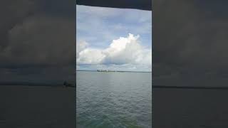 dalam perjalanan dari Sorong ke teluk Bintuni .....ada pulau di tengah laut.