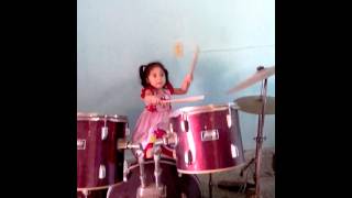 mi hija tocando la bateria, por primera vez.