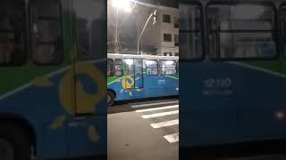 Homem cheio de droga na mente sobe em cima de ônibus