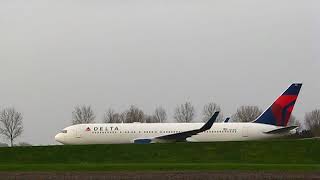 Boeing 767 Delta taxi too Schiphol