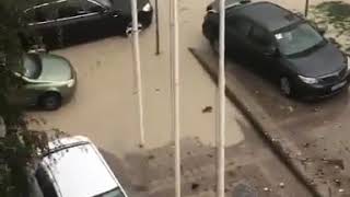 Las fuertes lluvias causaron inundaciones en las calles de Novorossiysk Krair, Sur de Rusia