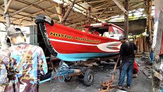 Peluncuran Perahu Fiberglass ke Laut.   UD. MARIO JAYA ABADI