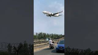 BATIK AIR Boejng 737-8GP terbang rendah untuk landing di bandara Soekarno Hatta.