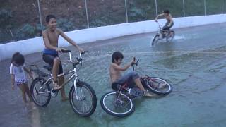 BICICLETA NA AGUA ENGRAÇADAS QUEDAS.