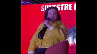 Silvestre no descarta la posibilidad de cantar en inglés, dice que su voz saldría más bonita.