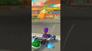 What the heck's going on with that car... #shorts #MarioKart8 #MarioKart #viral #nintendo #ytshorts