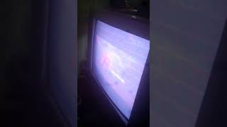 Tv  layar bergaris garis putih